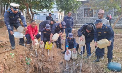 प्रहरी द्वारा अवैध घरेलु मदिरा नष्ट